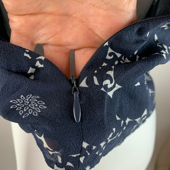 Ann Taylor Loft Sleeveless V Neck Blouse- Sz 0 - Picture 7 of 8